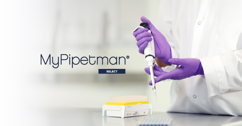 Ergonomiczna pipeta MyPIPETMAN Select używana przez laboranta do precyzyjnego pipetowania z użyciem końcówek PIPETMAN DIAMOND.