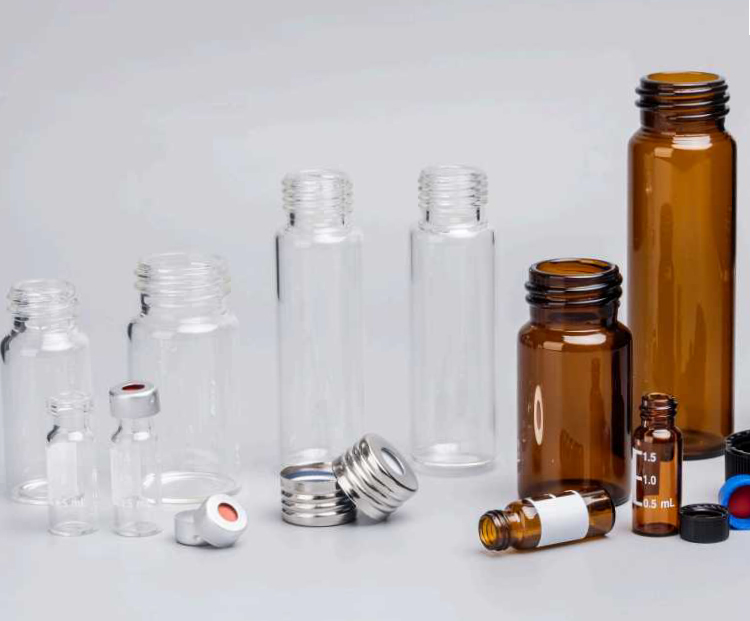 Fiolki chromatograficzne clear i amber z kapslami oraz zamknięciami do analiz HPLC, GC i autosamplerów